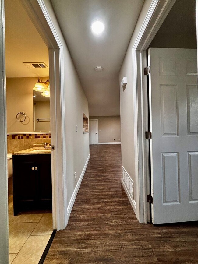 Building Photo - Newly Renovated 2-Bedroom Apartment in Serene Kettering – Schedule a Tour Today!