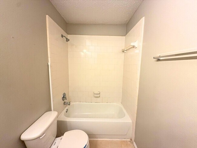 Building Photo - 2805 Crater Lake Ln