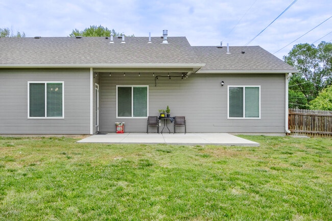 Building Photo - 915 Fairman Dr