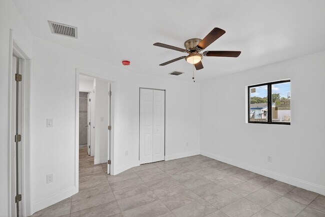 Building Photo - 917 W 2nd St