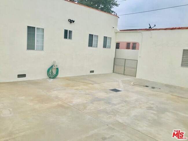 Building Photo - 304 W Hillcrest Blvd
