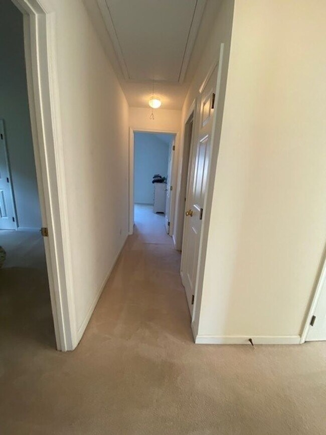 Building Photo - Introducing a charming 3-bedroom, 2-bathro...