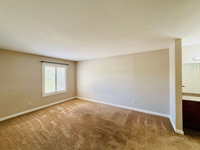 Building Photo - Fully Renovated 2-Bedroom Condo in Gated W...
