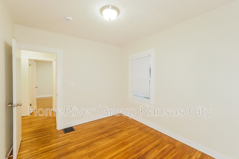 Building Photo - 2125 E 70th St