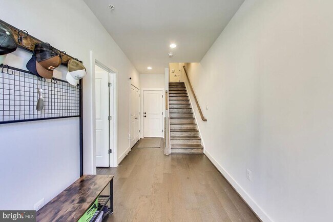 Building Photo - 5004 Oakmoore Dr