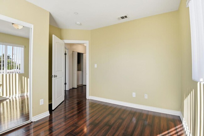 Building Photo - 1614 W 39th Pl