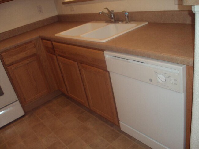 Building Photo - "Spacious 2-Bed, 2-Bath Condo Gem with Garage in Vibrant Denver Locale!"