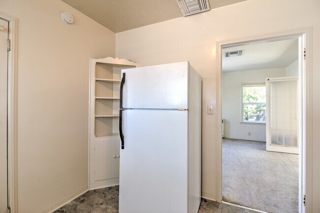 Building Photo - 1320 1/2 E. Colton Ave. Cozy 1 bedroom, 1 bathroom Redlands Cottage!