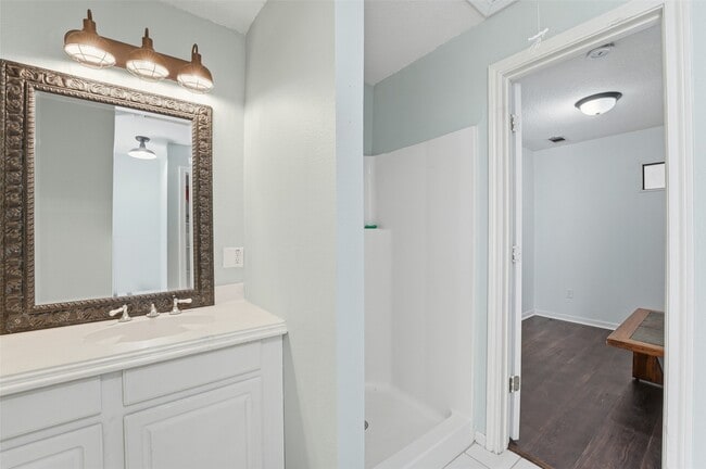 Building Photo - 13392 Southshore Dr