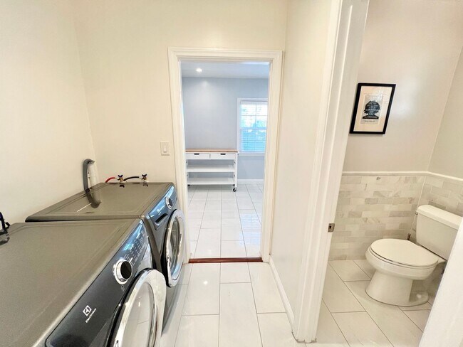 Building Photo - Charming Bixby Knolls Corner Home with Yard, Cabana, & A/C