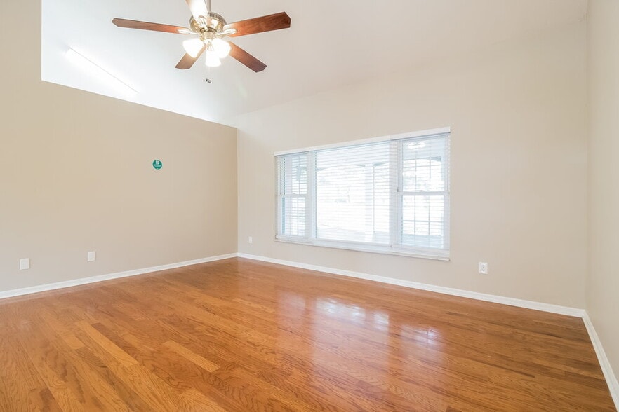 Building Photo - 1230 Glenmore Dr