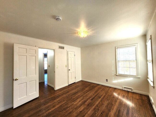 Building Photo - 2 Bed 1.5 Bath 1 Car Garage in the GRADY MUSGRAVE LAKESIDE Addition