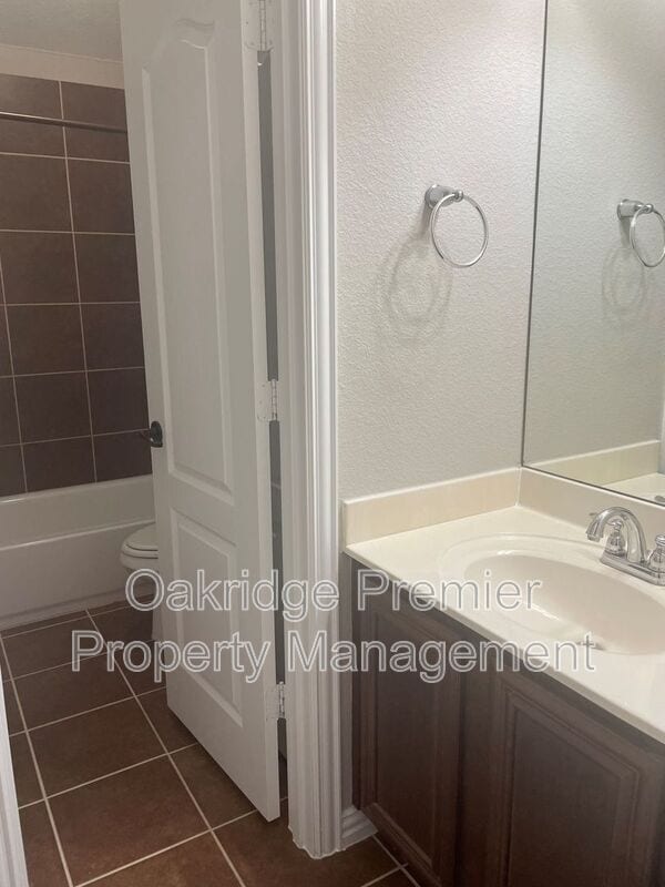 Building Photo - 811 Blue Quail Dr