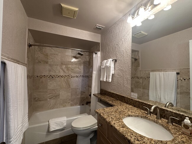 Building Photo - 402 Club Dr