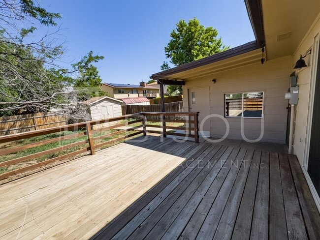 Building Photo - Large Main Level Living