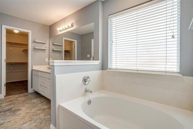 Building Photo - 578 Tanglewood Dr