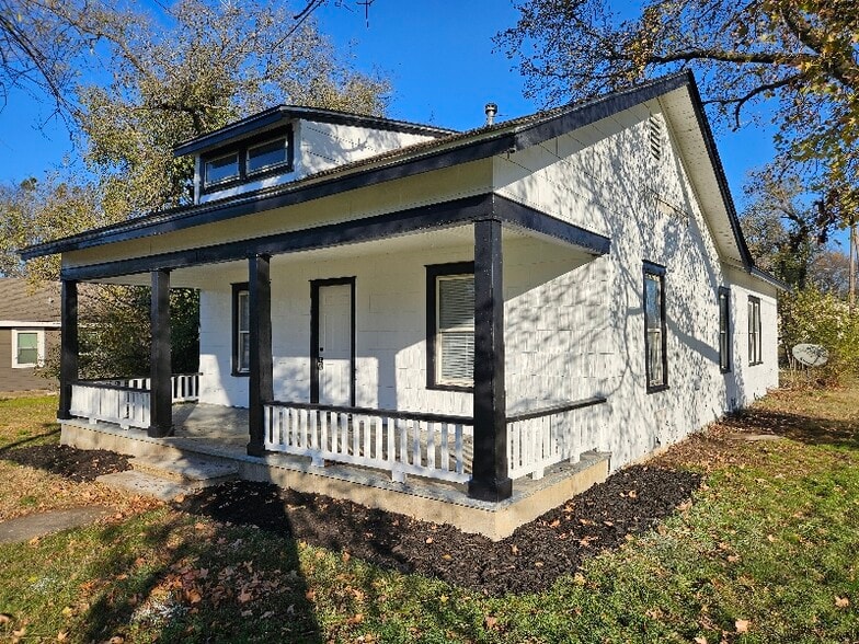 Building Photo - 715 E Church St