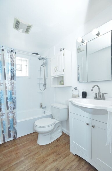 Full bathroom - 135 Elmont St
