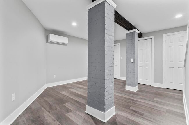 Building Photo - 548 Ferry St