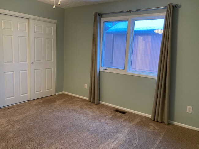 Building Photo - 3 Bedroom, 2.5 Bath Townhouse off Johns Ro...