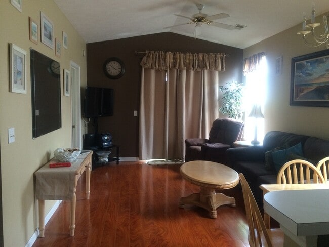 Building Photo - 2 Bed, 2 Bath Condo for Rent at River Oaks