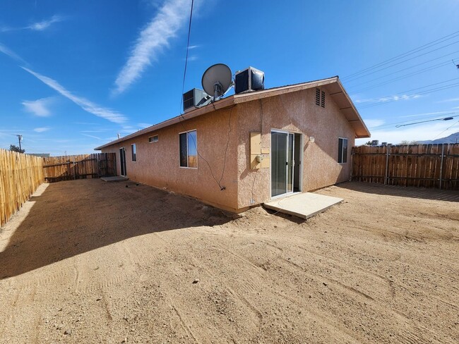 Building Photo - Downtown Corner Lot 3 bedroom 2 Bath