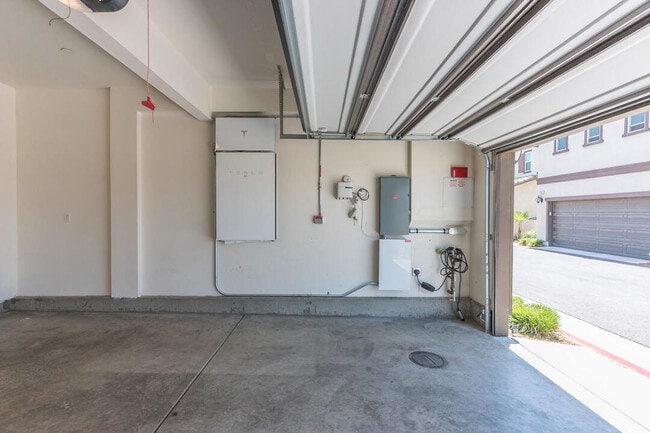Building Photo - 27638 Sawtooth Ln
