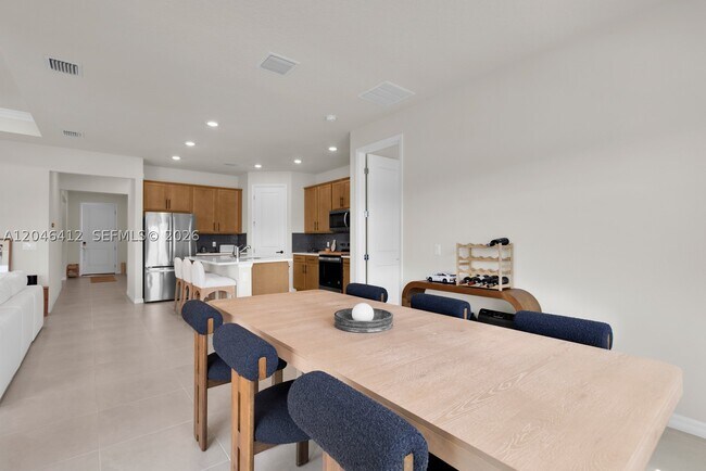 Building Photo - 2081 Mossy Vine Ave
