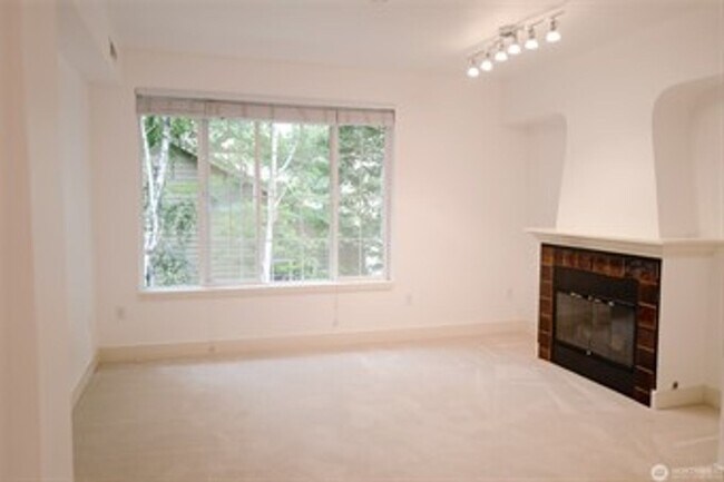 Building Photo - 2Bd/2.25Ba Redmond Townhouse