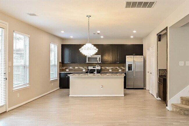 Building Photo - 14350 Persimmon Woods Dr