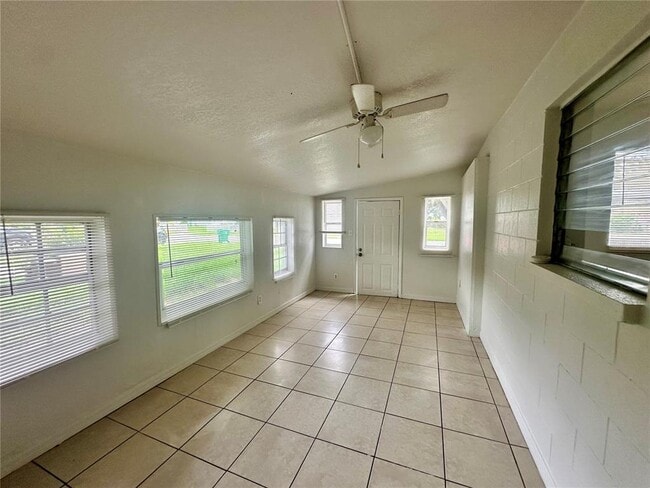 Building Photo - 1075 Lincoln Terrace