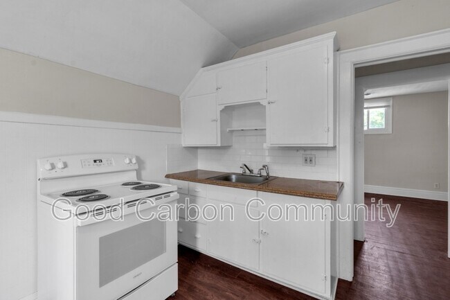 Building Photo - 331 Schenck St
