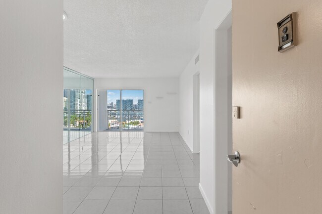 Building Photo - 400 Kings Point Dr