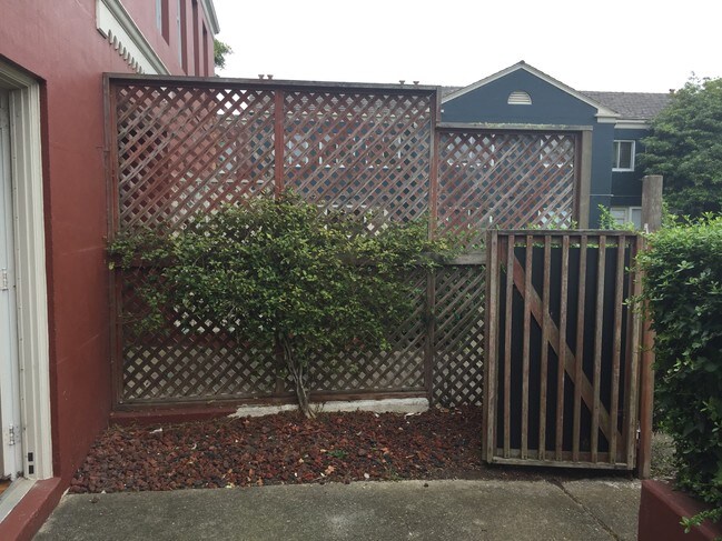 Building Photo - 332 Garces Dr