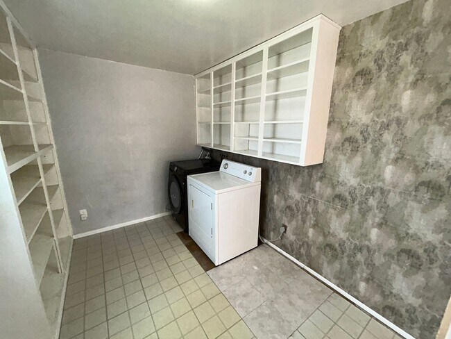 Building Photo - 456 N Horne