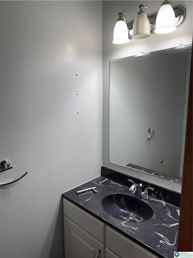 Building Photo - 4 bedroom 2.5 bathroom