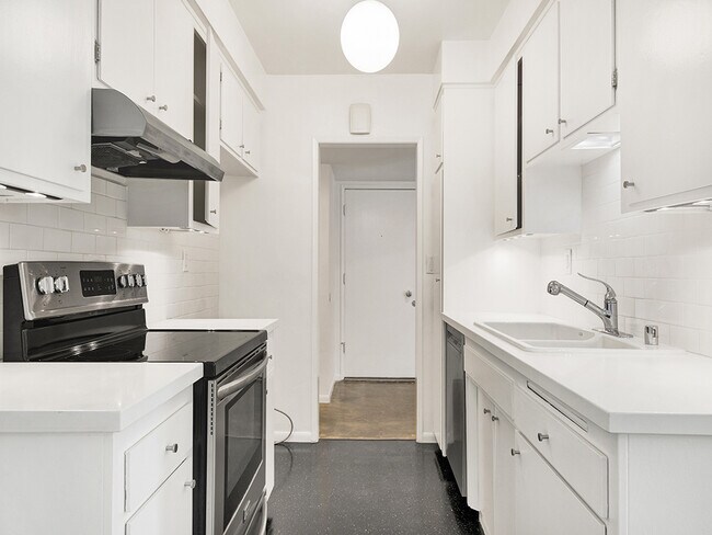 Building Photo - 7767 Hollywood Blvd