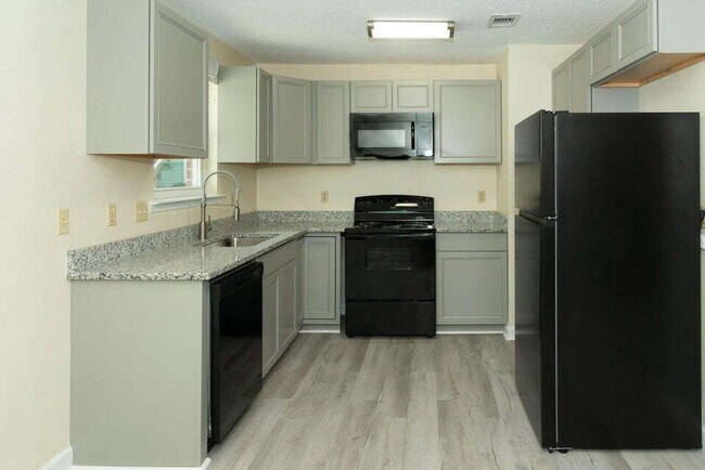 Building Photo - Charming 3-Bedroom home in Destin with Spa...