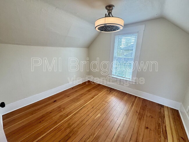 Building Photo - 834 NE Shaver St