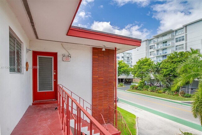 Building Photo - 10081 W Bay Harbor Dr