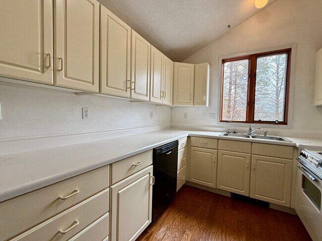 Building Photo - SCHEDULE A SHOWING TODAY TO VIEW THIS CHARMING APRATMENT IN PRINEVILLE!!