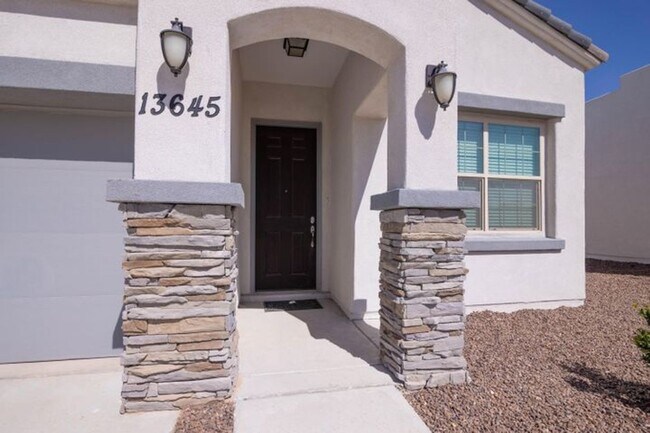 Building Photo - Beautiful East side House