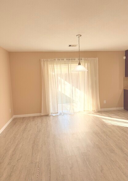 Building Photo - 16005 Summerville Lake Dr