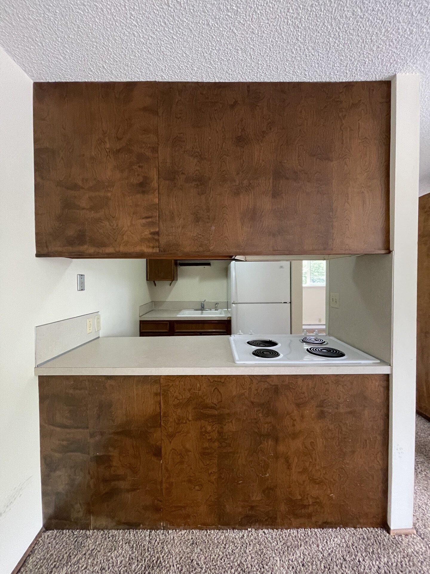 Kitchen - 530 Burnett Ave N