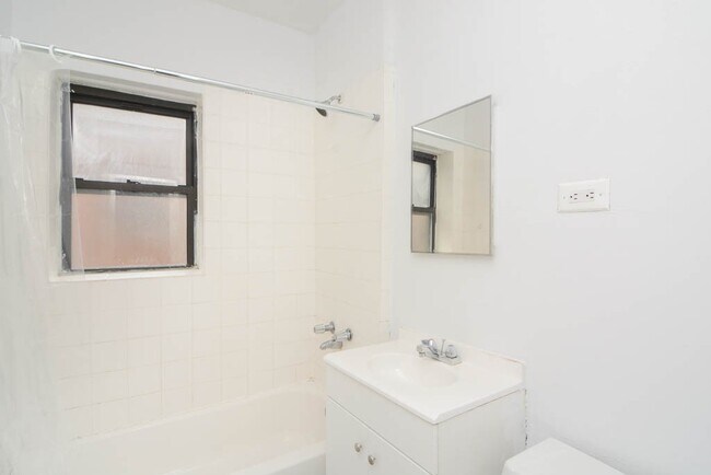 Building Photo - 931 W Sunnyside Ave