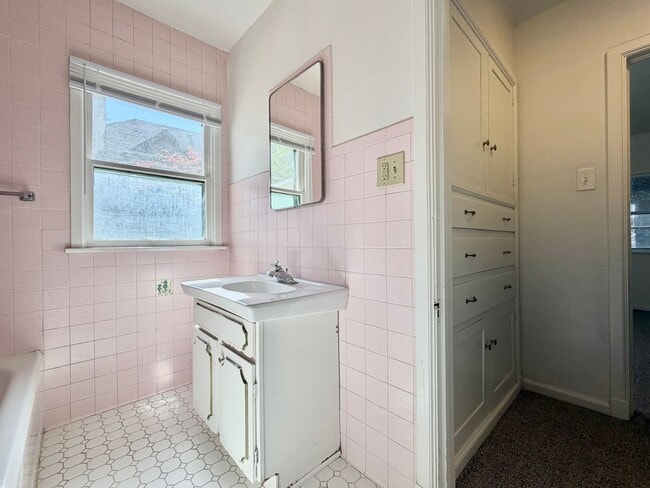 Building Photo - Inviting Holladay Home with Large Yard, Carport & Extra Parking