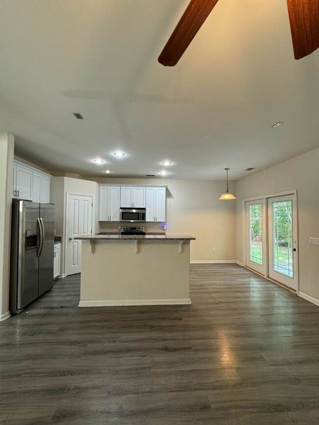 Building Photo - 670 Summer Hill Way