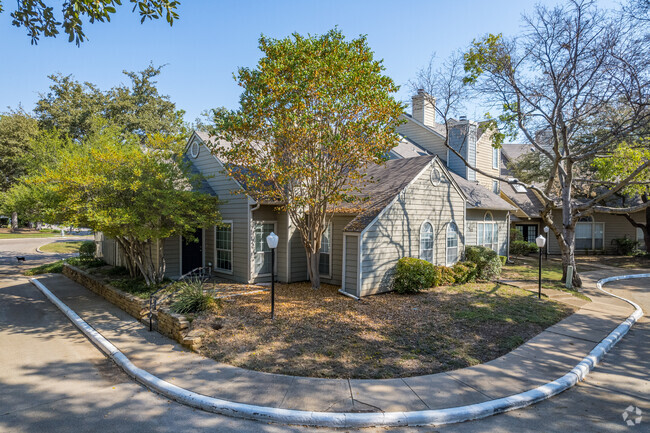 Building Photo - Hidden Oaks Townhomes