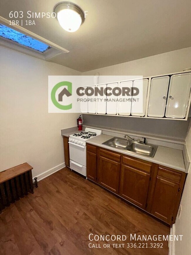 Building Photo - 603 Simpson St