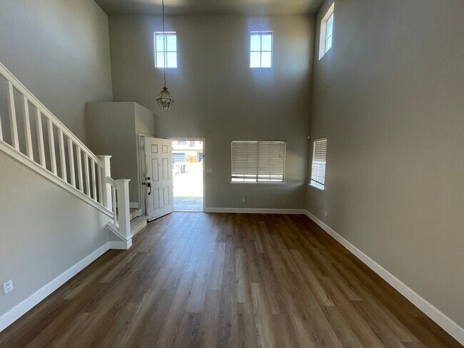 Vaulted celing at entrance new laminated flooring and newly painted - 3978 Seagull Ct